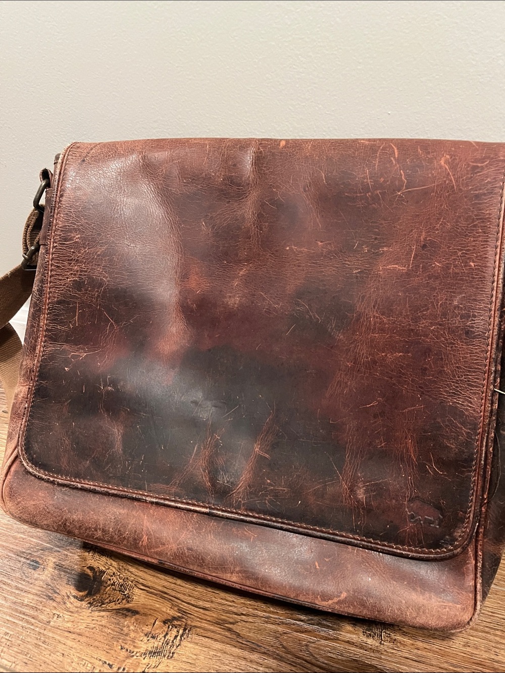 Men's Vintage-Style Brown Leather Messenger Bag with Adjustable Strap